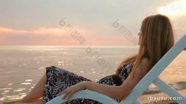 在海边看日落的年轻女子